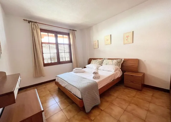 Poblado Marinero, Gigantes 1 *